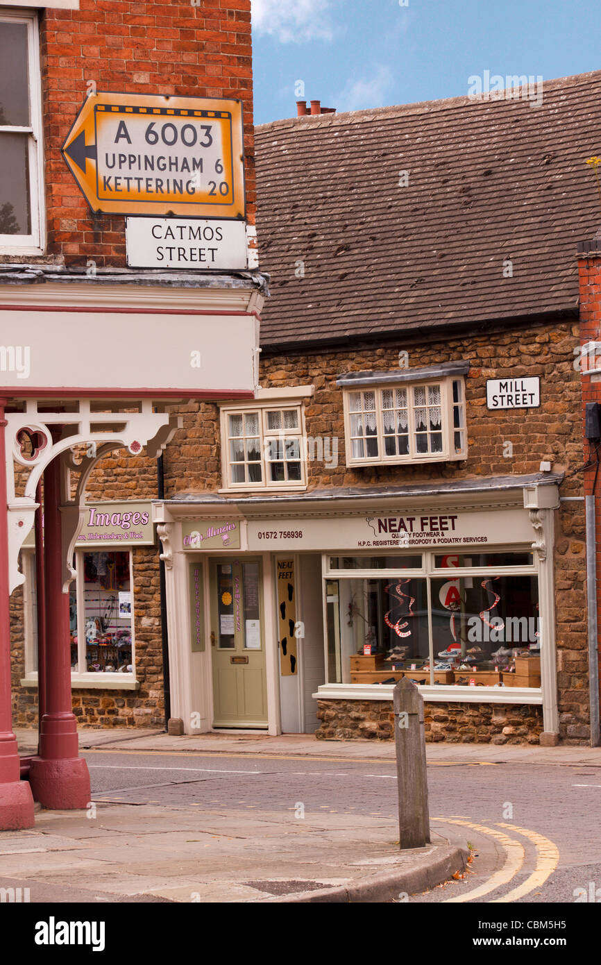 Altes traditionelles shop-Fronten und Straßenschild, Oakham, Rutland, England, UK Stockfoto