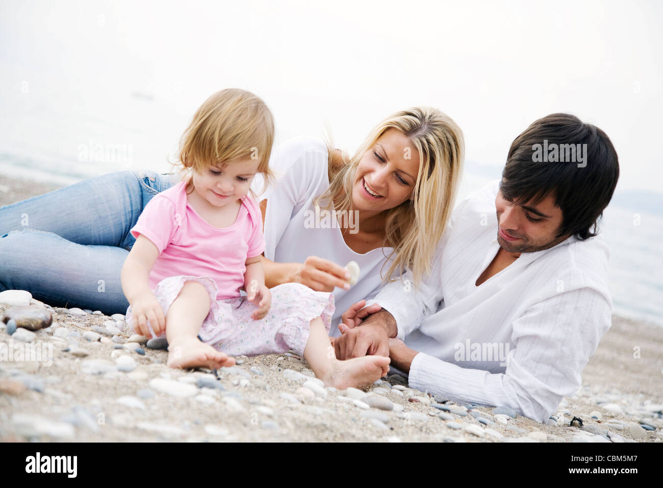junge Familie am Strand Stockfoto