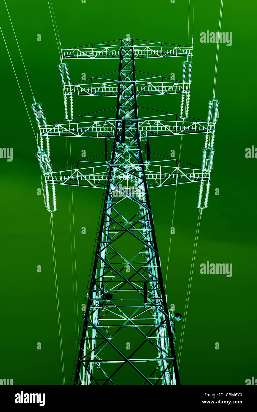 Hochspannung elektrische Leitungen und Pylon, Brunssum Limburg in den Niederlanden Bild umgekehrt, mit grünem Himmel - grünen Energie Stockfoto
