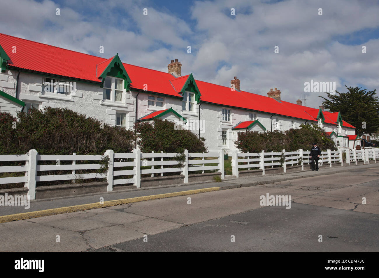Südatlantik, Falkland-Inseln, Port Stanley. Reihenhäuser an Hauptstraße Stockfoto