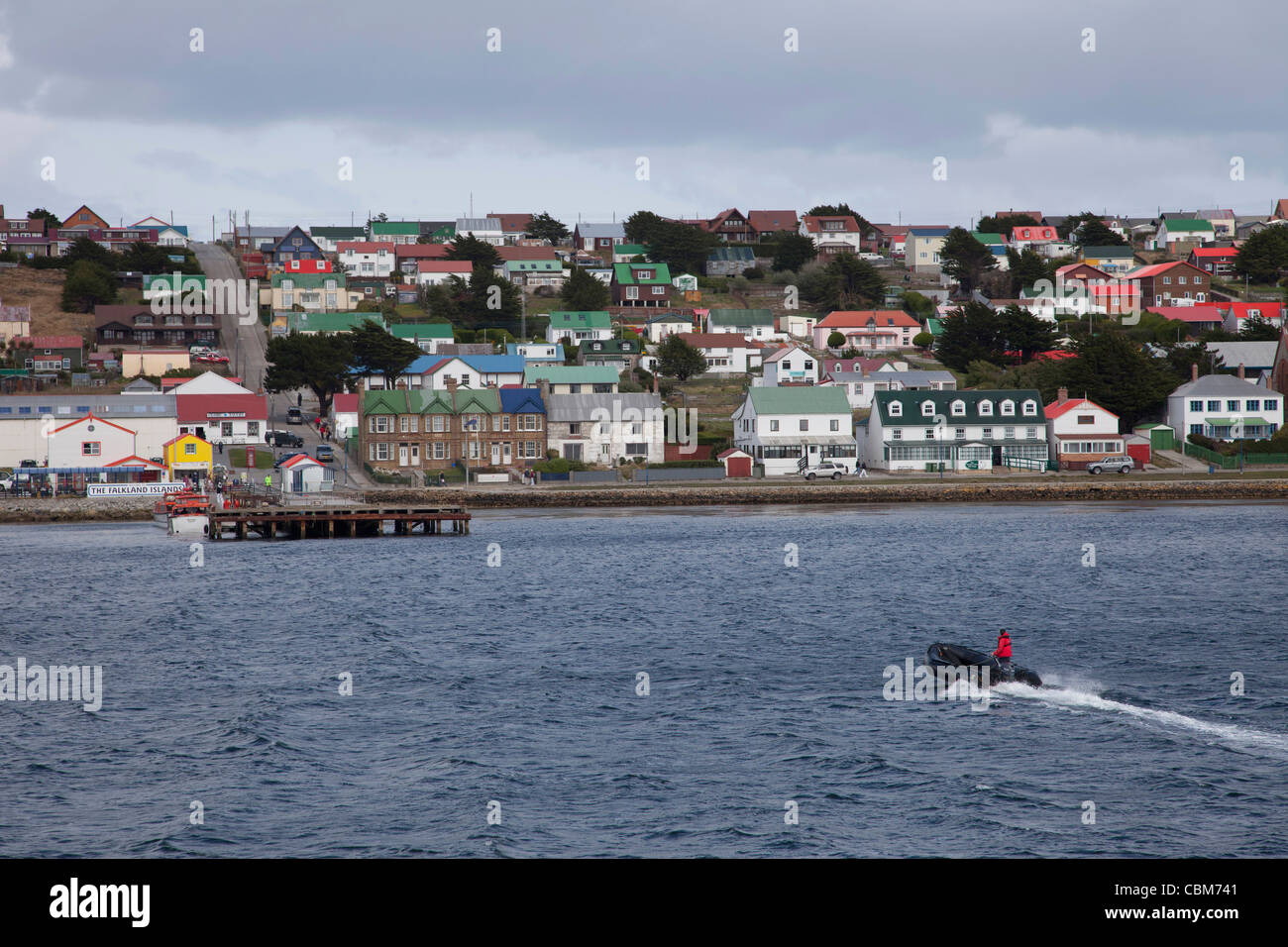 Südatlantik, Falkland-Inseln, Stanley Harbour. Tierkreis in Richtung zum Hafen dock Stockfoto