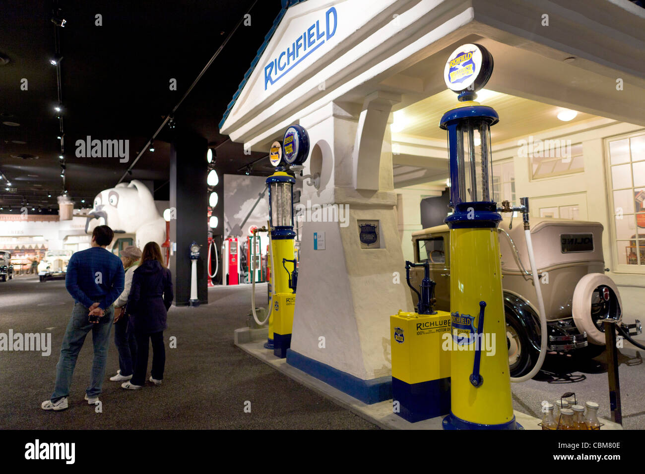 USA, California, Southern California, Los Angeles, Petersen Automotive Museum, 1930er Jahre Ära Richfield Tankstelle Stockfoto