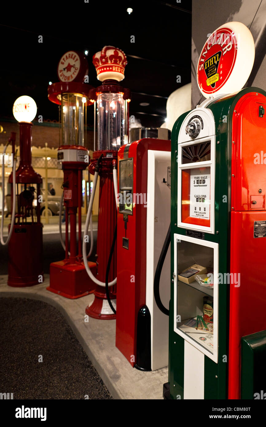 USA, California, Southern California, Los Angeles, Petersen Automotive Museum, gas 1930er Jahre Ära Pumpen Stockfoto