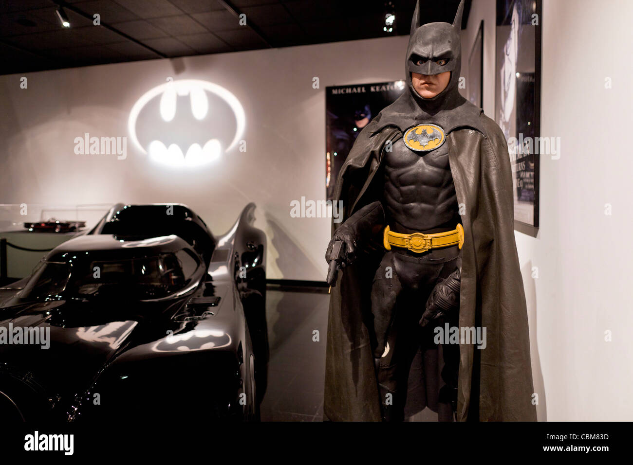 USA, California, Los Angeles, Petersen Automotive Museum, Autos von Hollywood anzuzeigen, Batmobil mit Batman-statue Stockfoto