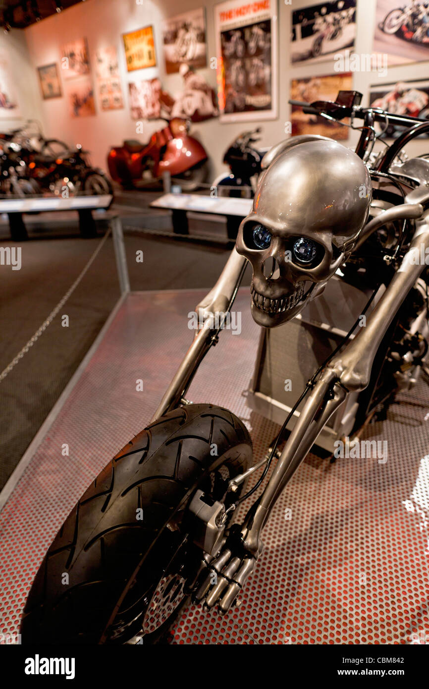 USA, California, Los Angeles, Petersen Automotive Museum, Autos von Hollywood-Anzeige, Skelett Motorrad Stockfoto