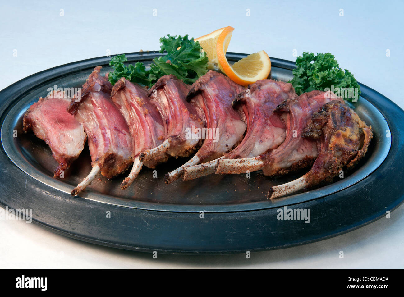 Lammkoteletts auf Platte mit Garnierung von Petersilie und orange USA Stockfoto