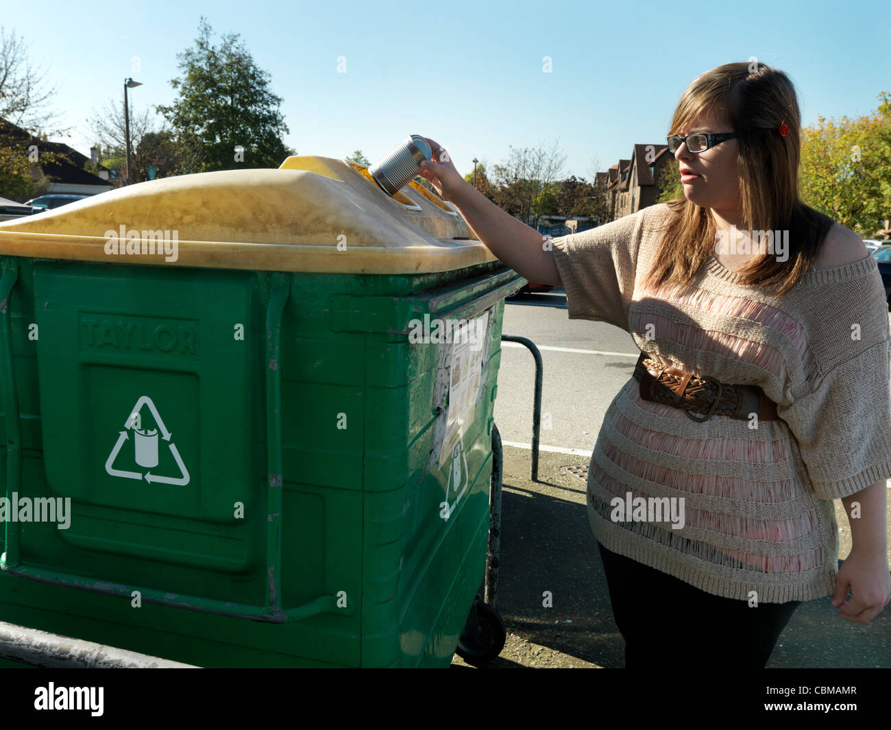 Frau weglegen kann im Recycling Bank England Stockfoto