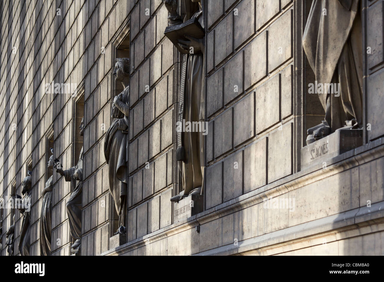 Statuen auf der Seite der Madeleine Church, Paris, Frankreich Stockfoto