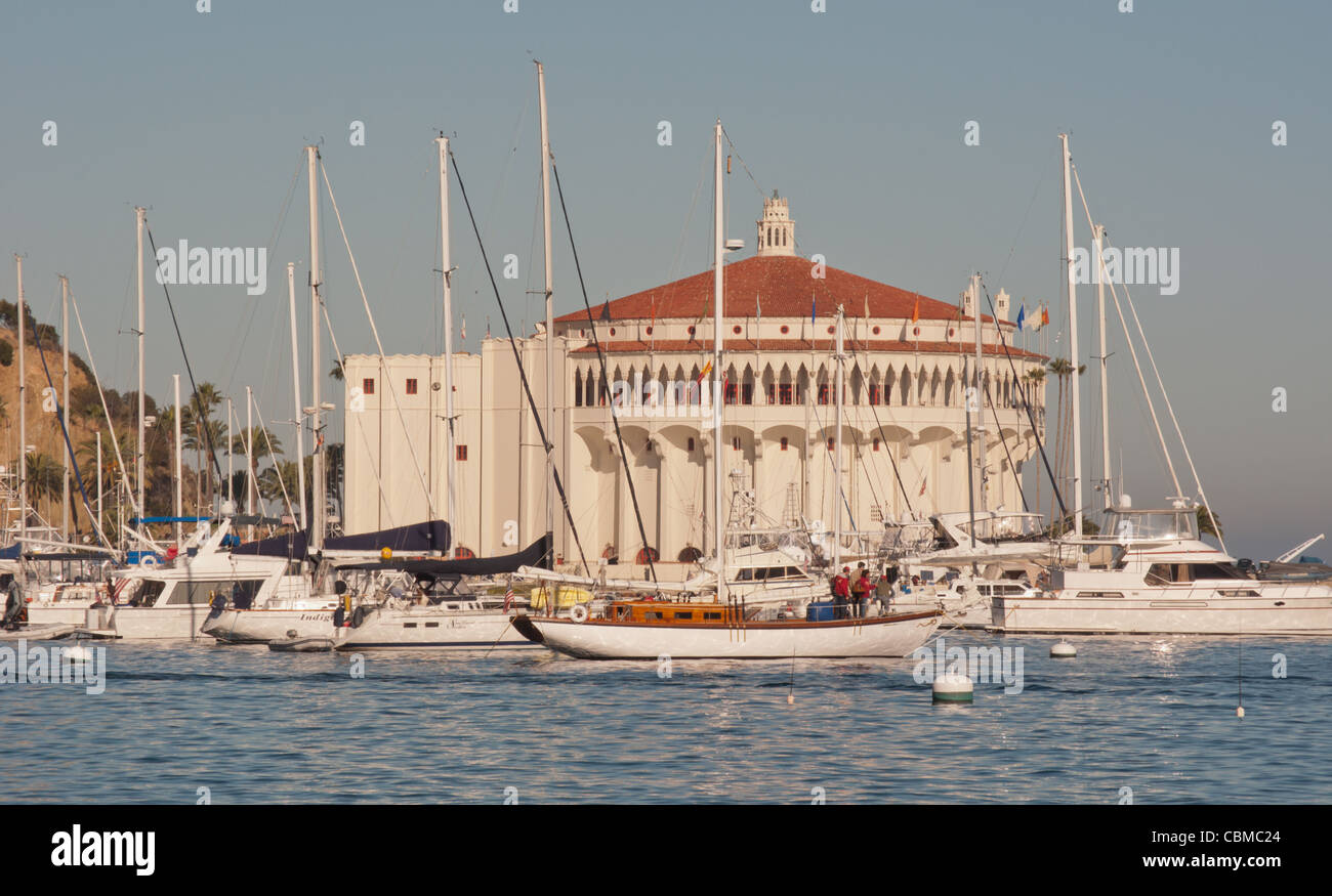 Südansicht der Catalina Island Casino und Museum mit Segelbooten im Vordergrund Stockfoto