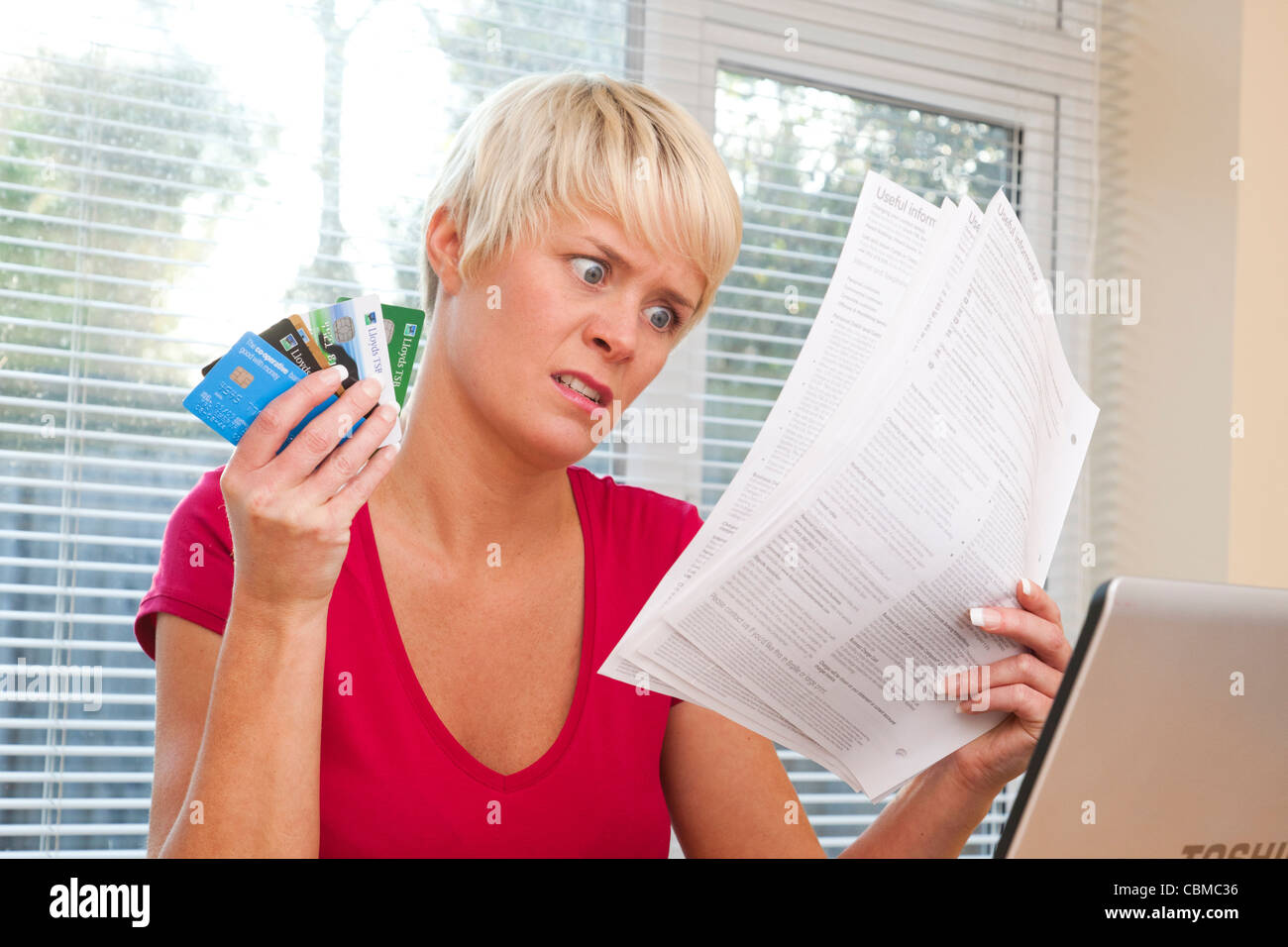 Frau schockiert Kreditkartenabrechnungen Stockfoto