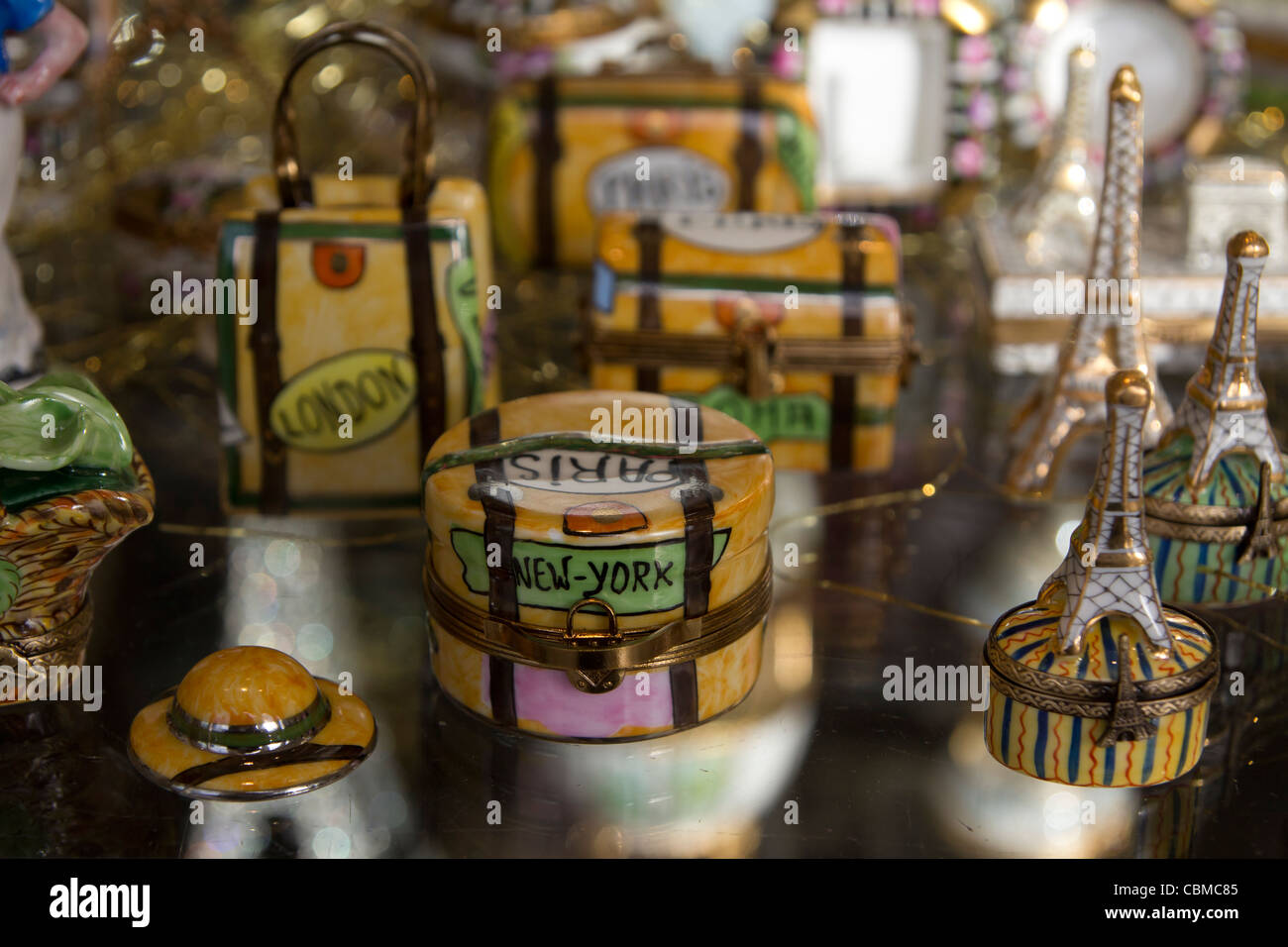 Limoges-Porzellan im Schaufenster, Paris, Frankreich Stockfoto