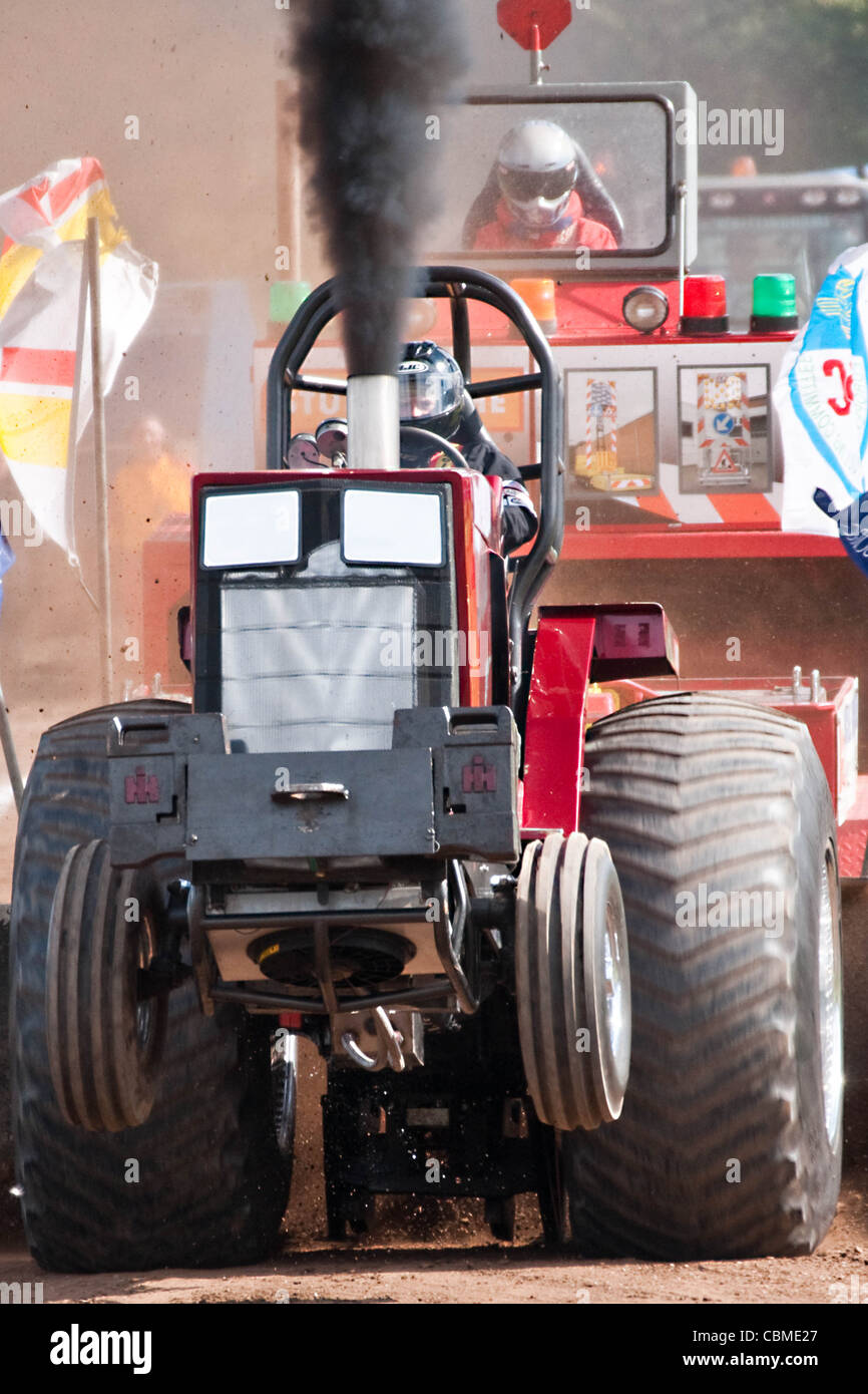 Auspuff Rauch bricht von einem Wettbewerber in einem Traktor pulling  Wettbewerb Stockfotografie - Alamy