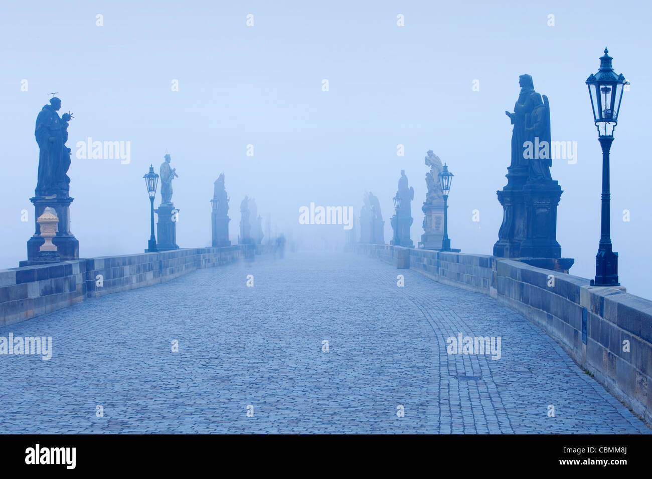 Tschechische Republik-Prag - Karlsbrücke auf nebligen Morgen Stockfoto