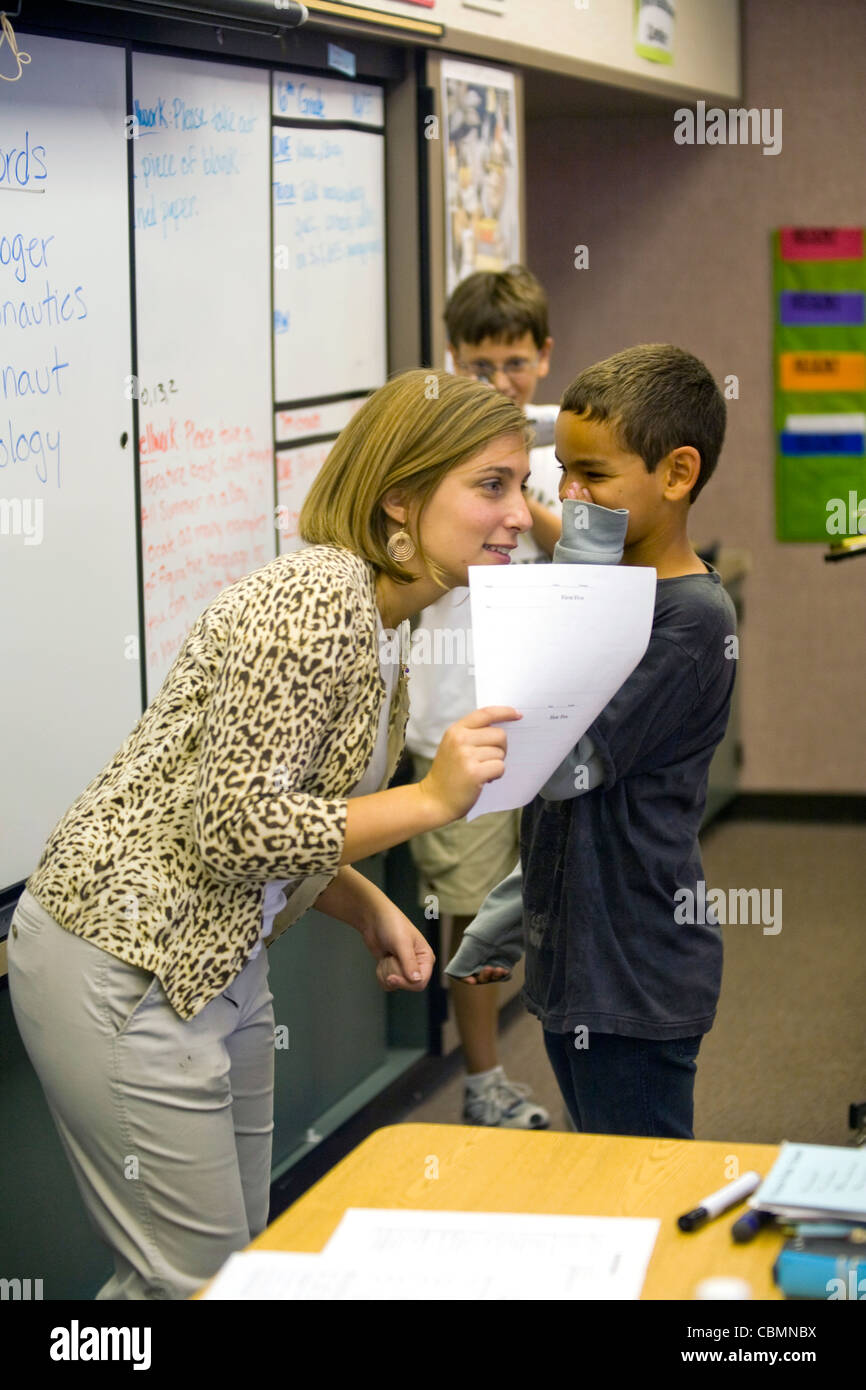 California Mittelschule Lehrer teilt ein Geheimnis eines ihrer Schüler. Stockfoto