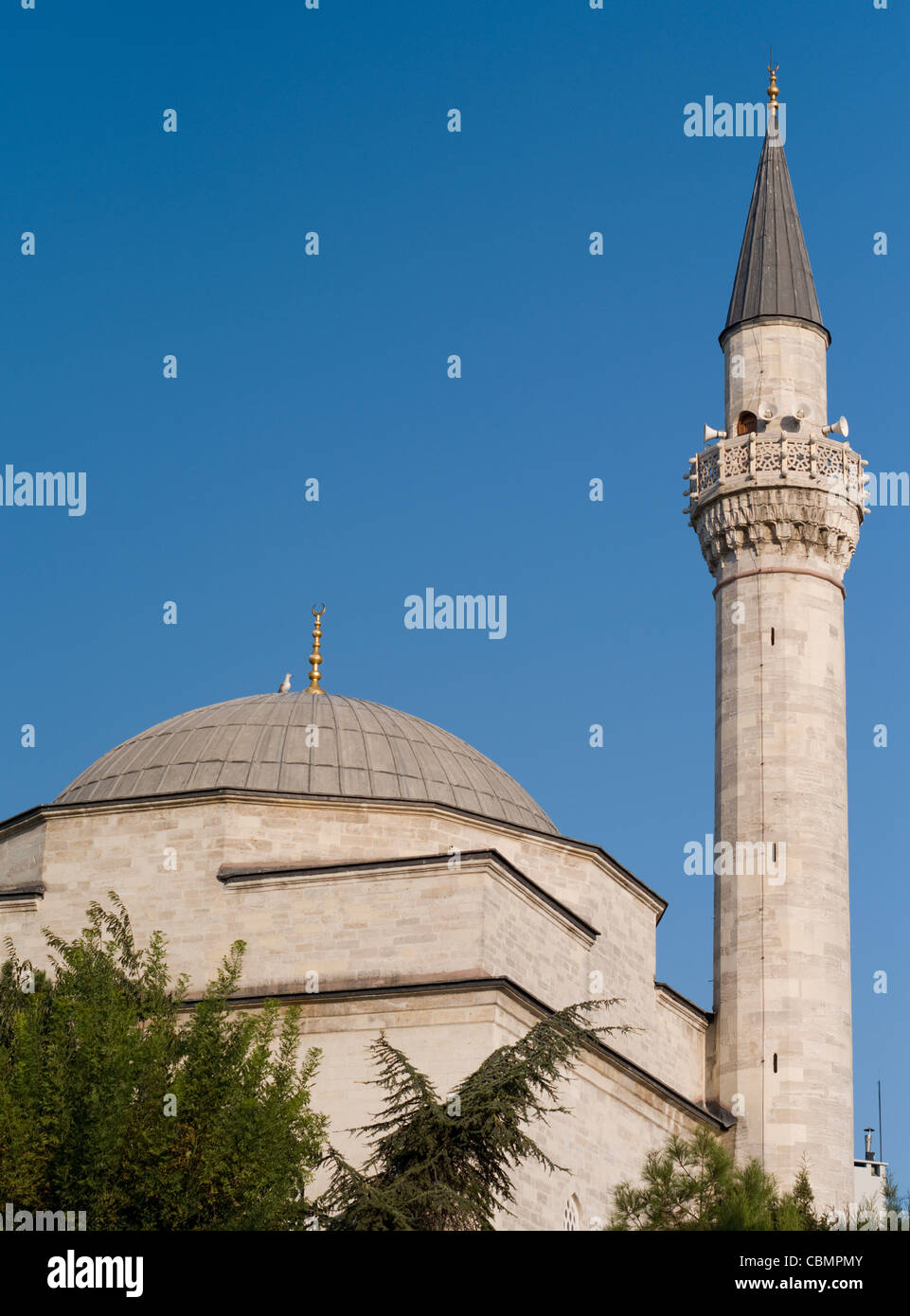 Minarett und Moschee über die Basilika Zisterne, Istanbul, Türkei Stockfoto