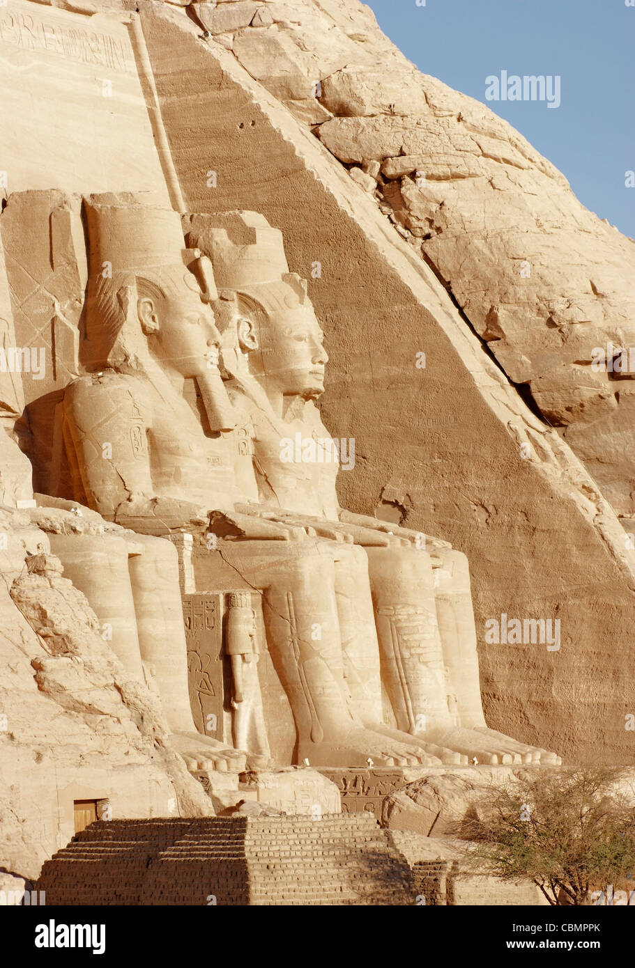 architektonische Details der historischen Tempel Abu Simbel in Ägypten (Afrika) zeigt einige alten Stein Skulpturen Stockfoto