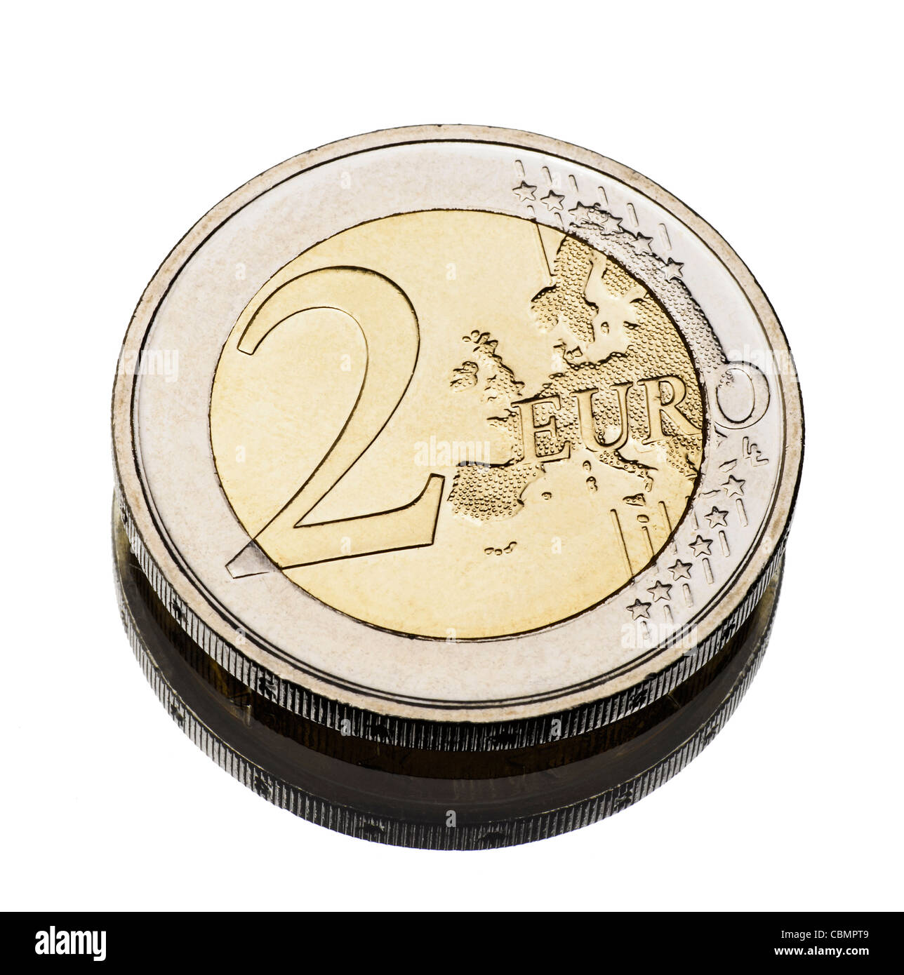 zwei-Euro-Münze auf weiß getragen Stockfoto