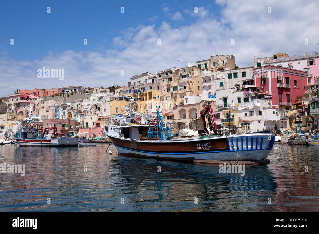 Hafen von Corricella auf Insel Procida, Ischia, Kampanien, Mittelmeer, Italien Stockfoto