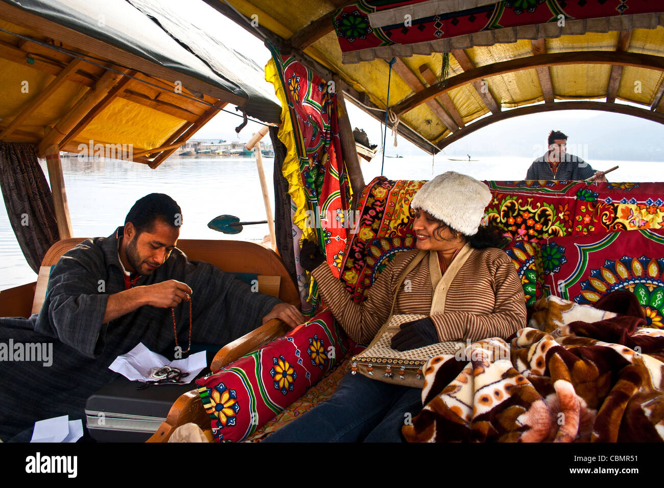 Eine Ornament Verkäufer verkauft seine Produkte, Schmuck und Kunsthandwerk, zu einem touristischen, Dal Lake Kaschmir Stockfoto