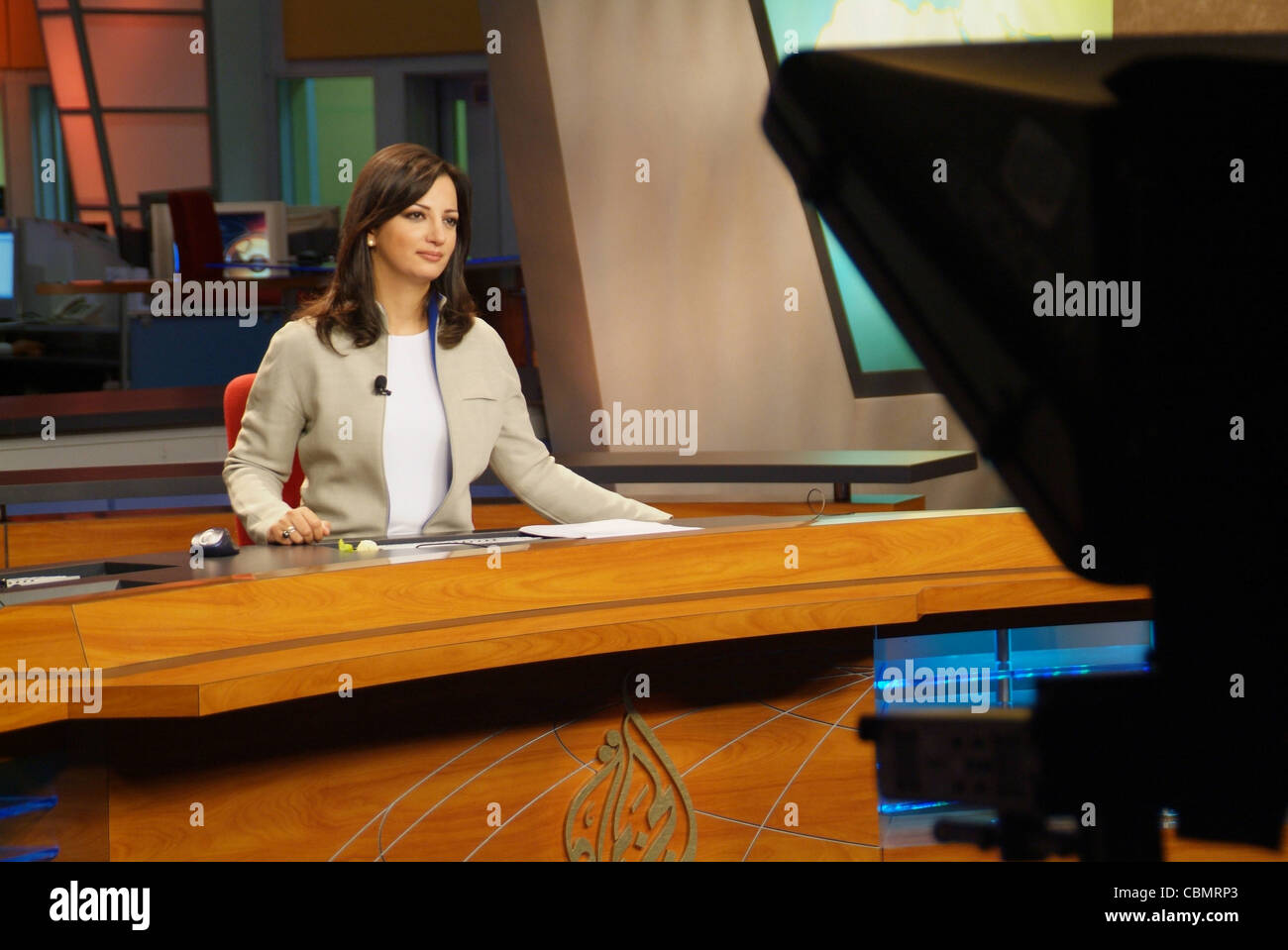 Al Jazeera TV (arabische Kanal) Nachrichtensprecher Ghada Oueiss lesen eine  Nachrichtensendung live aus Doha, Katar Stockfotografie - Alamy