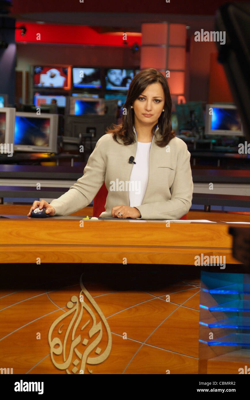 Al Jazeera TV (arabische Kanal) Nachrichtensprecher Ghada Oueiss lesen eine Nachrichtensendung live aus Doha, Katar Stockfotografie