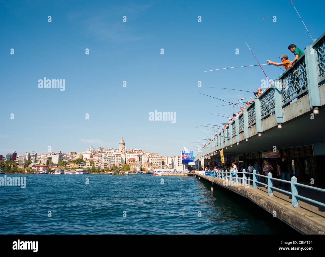 Fischerei vor der Galata-Brücke, Istanbul, Türkei. Galata-Turm am Horizont Stockfoto