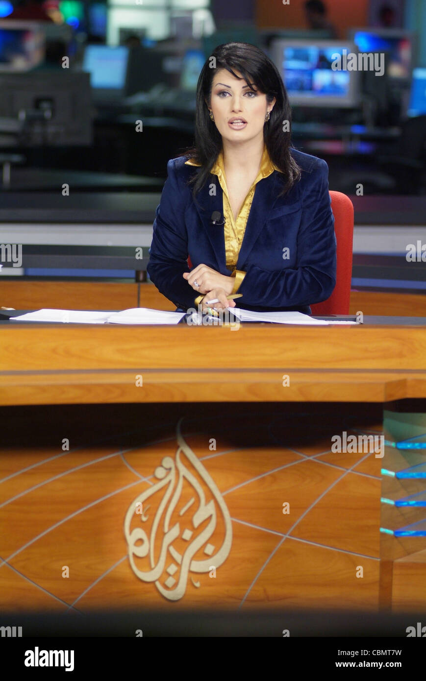 Al Jazeera TV (arabische Kanal) Nachrichtensprecher Lina Zahreddine lesen  eine Nachrichtensendung live aus den Studios in Doha, Katar HQ  Stockfotografie - Alamy