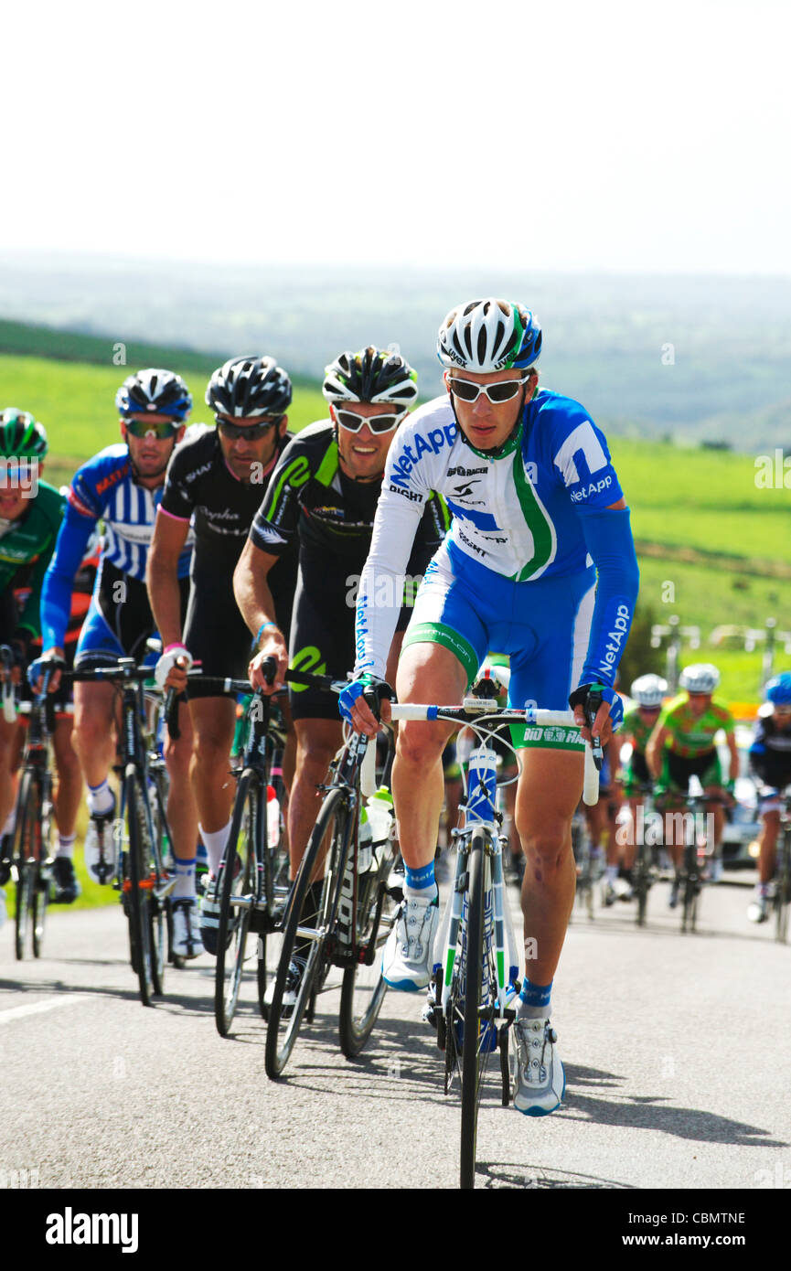 Breakaway auf der Tour of Britain Radrennen als Team Angriffe auf Aufstieg auf die Staffordshire Moorlandschaften Stockfoto