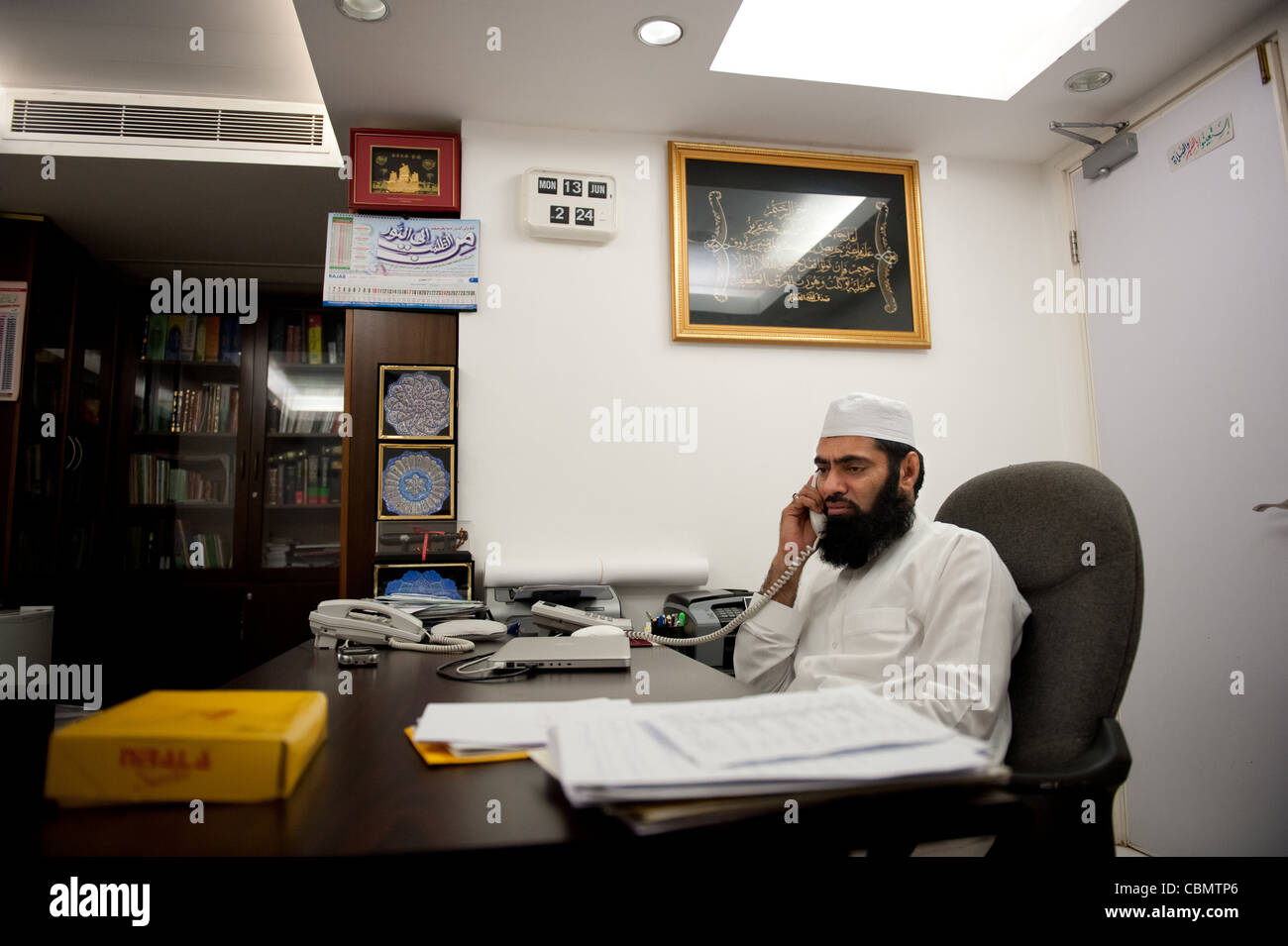 Mufti Muhammad Arshad, Chief Imam von Hong Kong, in seinem Büro Stockfoto