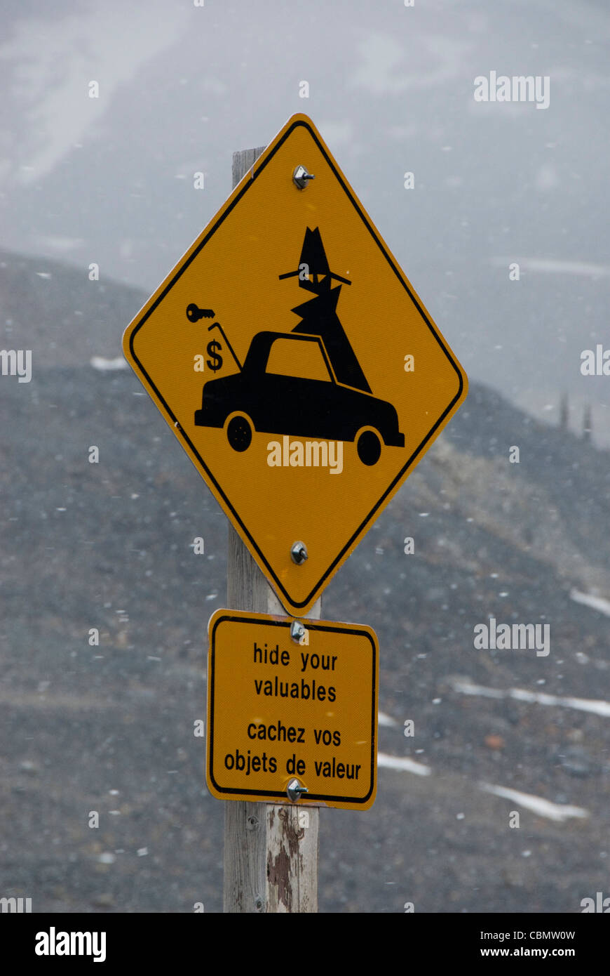 Schild Warnung vor Dieben im Parkhaus am Icefields Centre, Icefields Parkway, Jasper, Alberta, Kanada Stockfoto