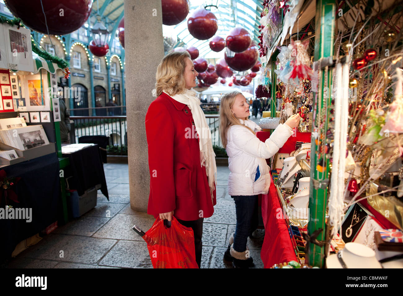 Mutter und Tochter Weihnachtseinkaufen in Covent Garden, London, UK. Foto: Jeff Gilbert Stockfoto