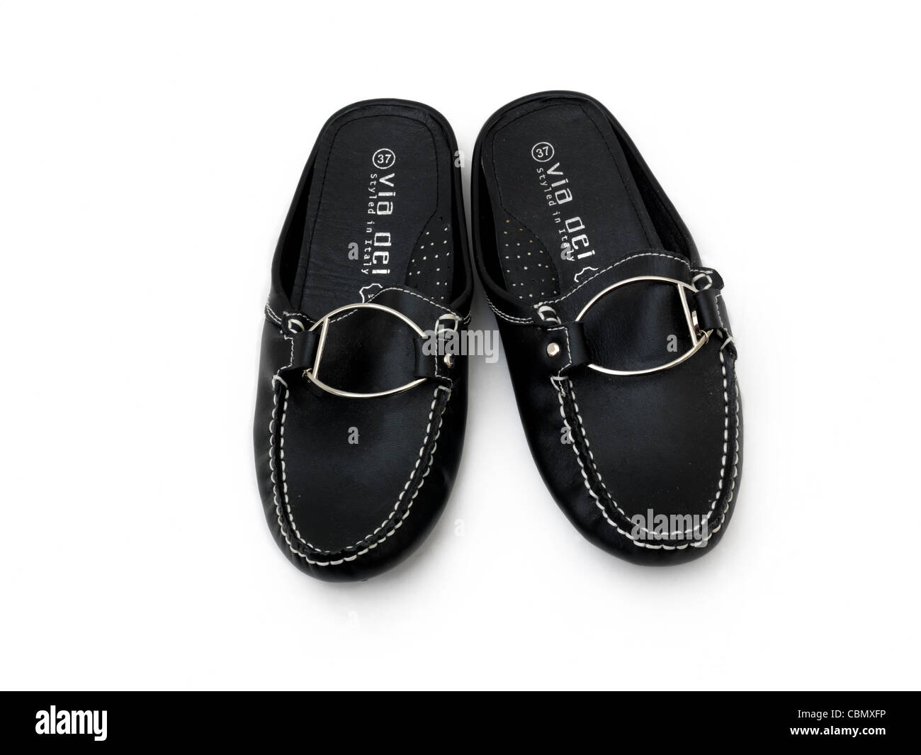 Ein paar schwarze Leder Slip-On-Schuhe mit silberfarbener Schnalle Stockfoto