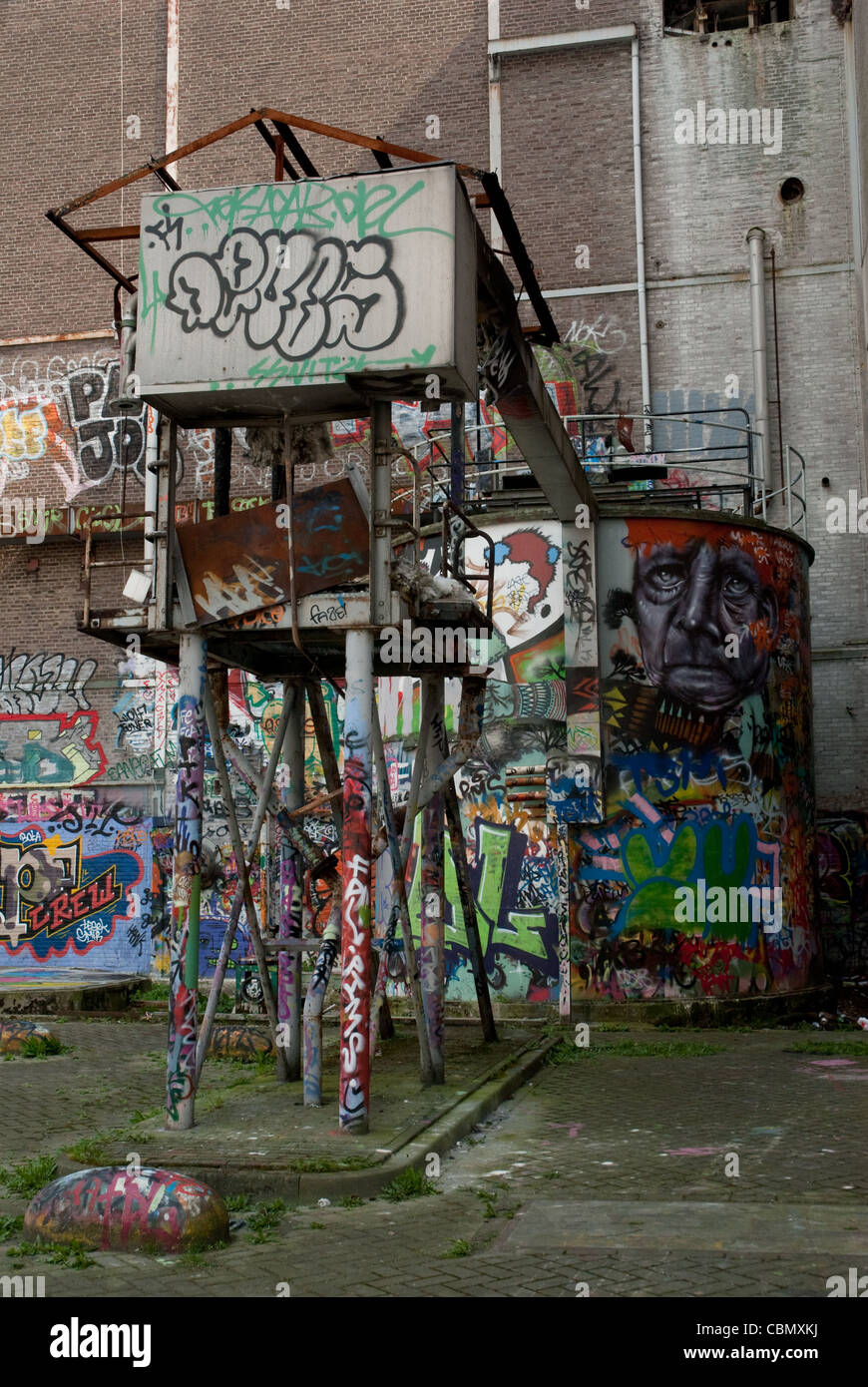 Ein Graffiti bedeckt Aussichtsturm in einer verlassenen Fabrik Stockfoto