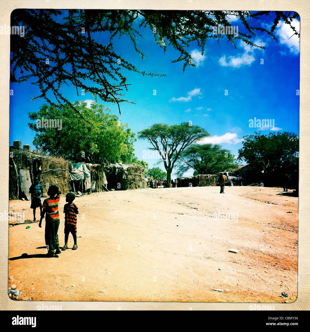 Eine Straße von Lasadacwo Dorf Kinder spielen und Hütten In Somaliland Stockfoto