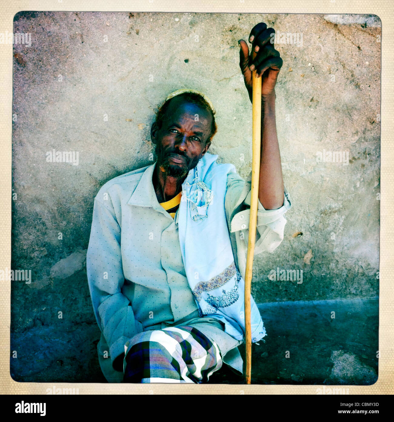 Reifer Mann saß mit einem langen Shepherd Stock In der Hand Lasadacwo Dorf Somaliland Stockfoto