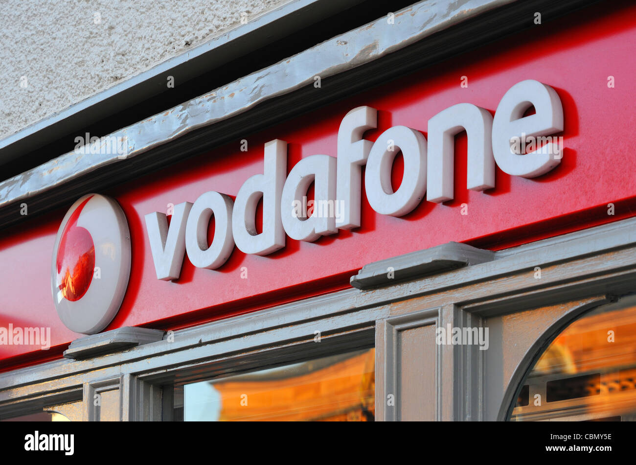 Vodafone Shop-Logo. Stricklandgate, Kendal, Cumbria, England, Vereinigtes Königreich, Europa. Stockfoto