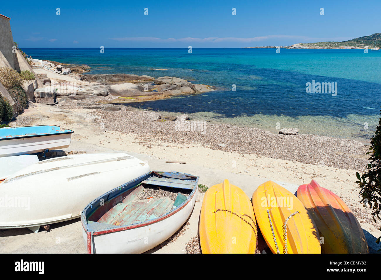 Boote und Kanus an abgelegenen Strand am Mittelmeer Stockfoto