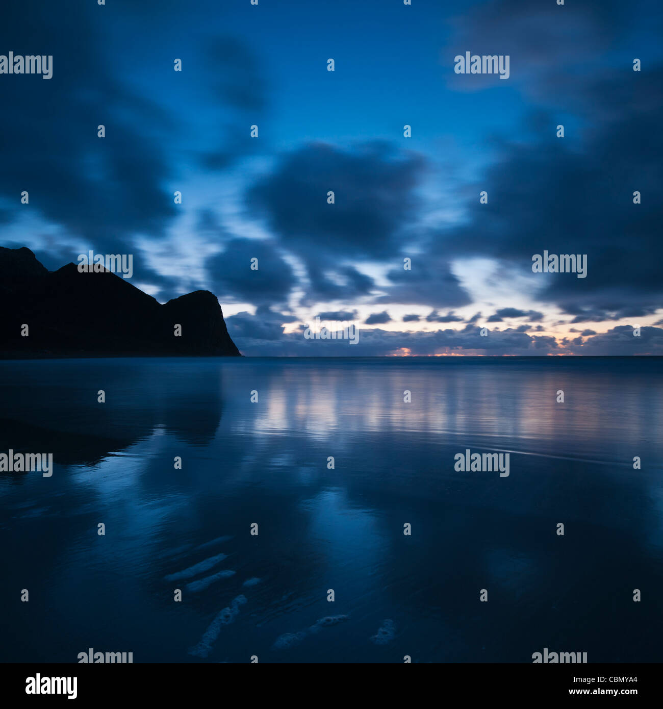 Abendhimmel über Unstad Strand, Lofoten Inseln, Norwegen Stockfoto