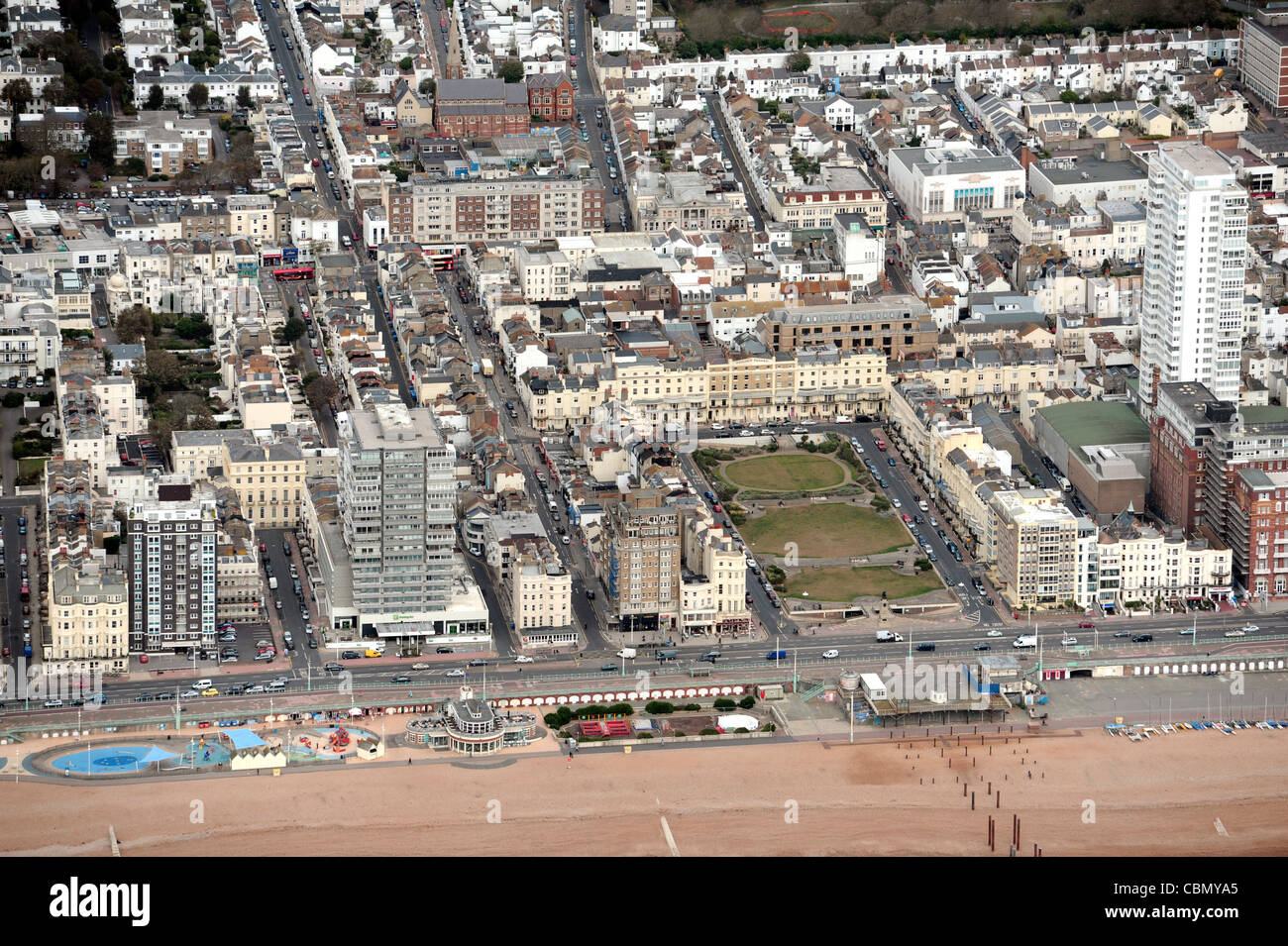 Luftaufnahme von Brighton, Sussex. Zeigt Regency Square und Strand Stockfoto