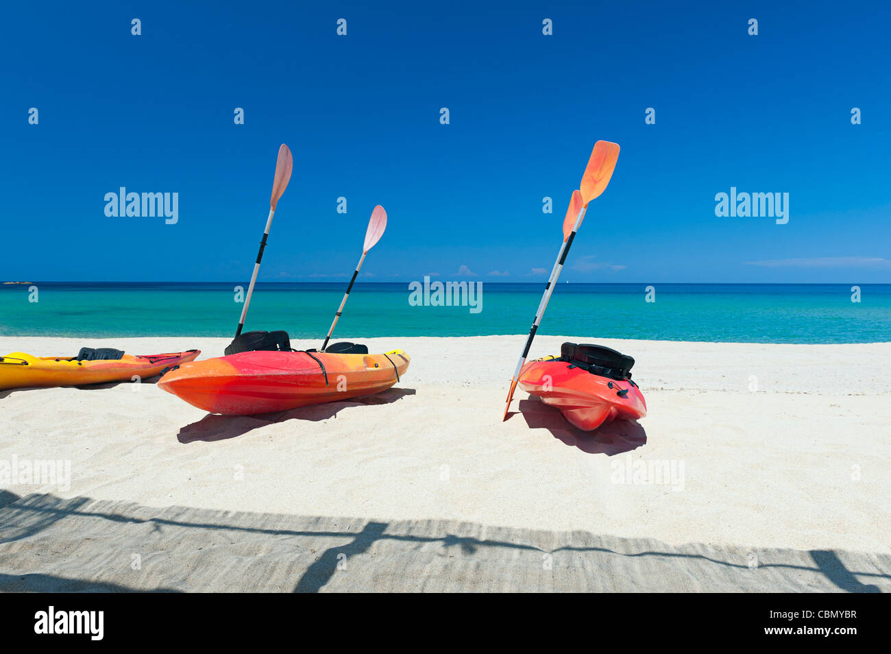 Kanus am Strand am Mittelmeer Stockfoto