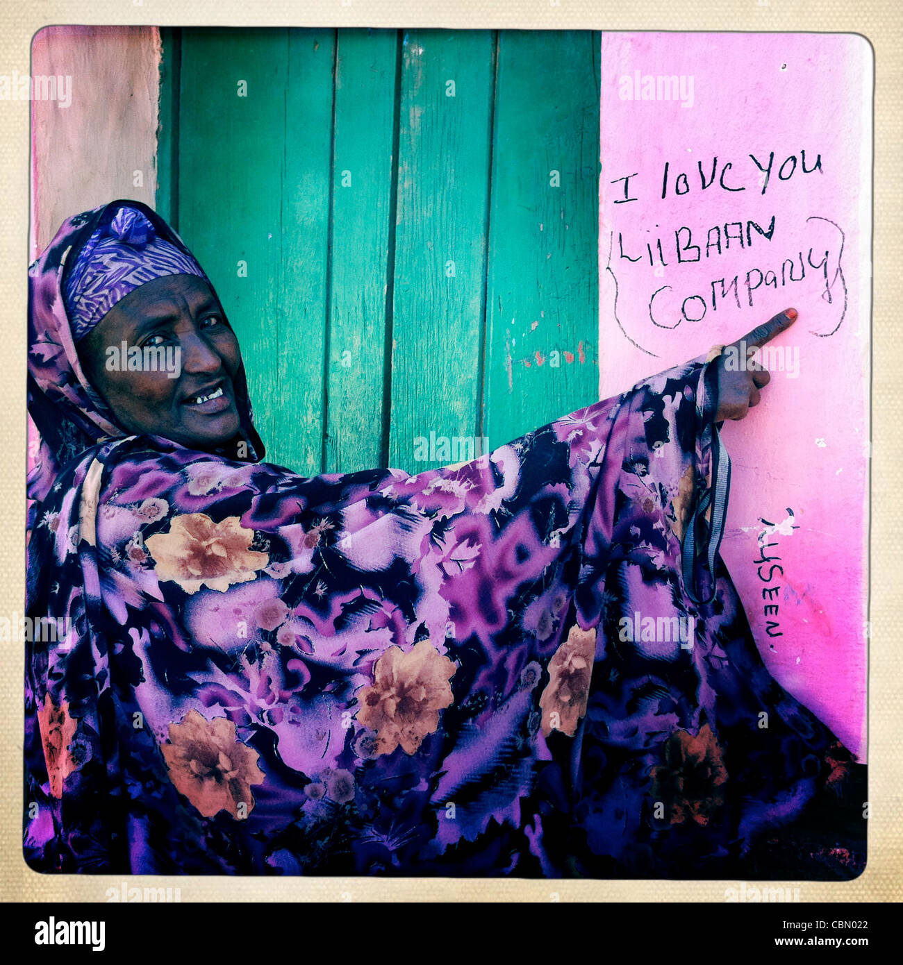 Frau Blumenkleid zeigen, ich liebe dich Inschrift an einer Wand, Baligubadle Somaliland Stockfoto