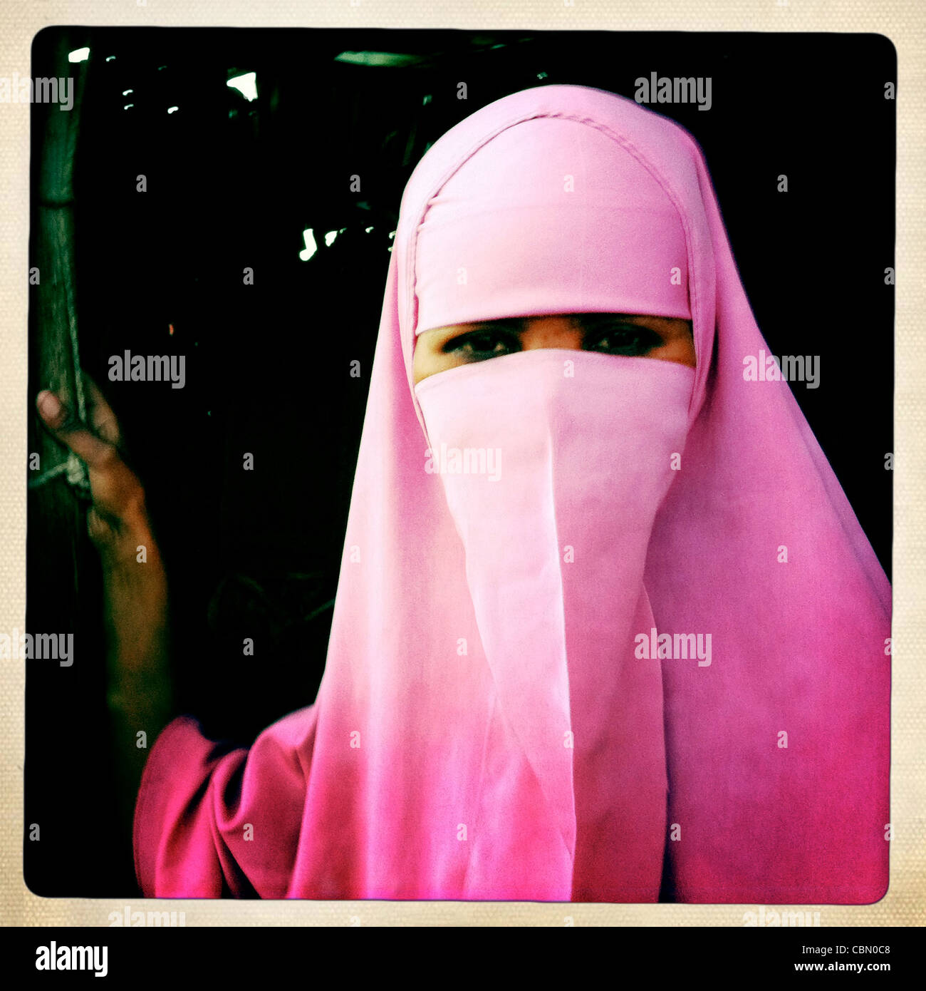 Rosa Niqab Young Woman Portrait Augen nur sichtbar Boorama Somaliland Stockfoto