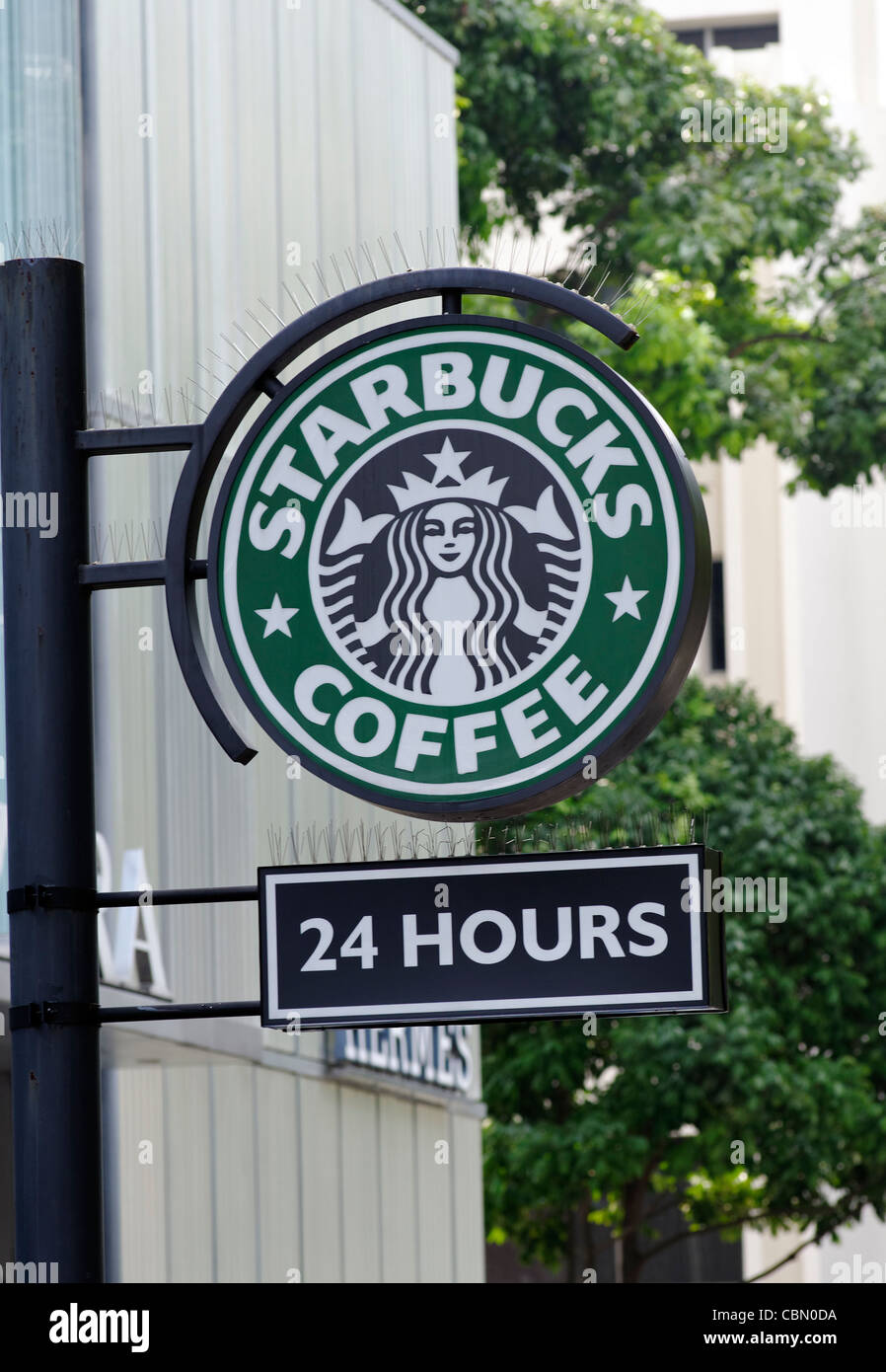 24 Stunden Starbucks Kaffee Hauszeichen auf Orchard Road, Singapur Stockfoto