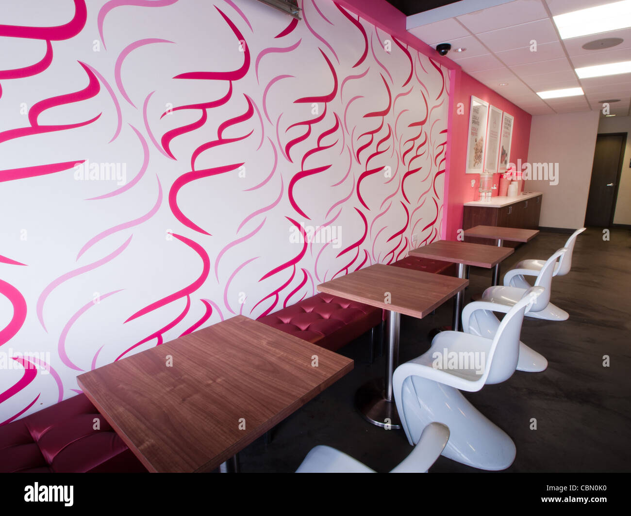 Innenraum des gefrorenen Joghurt Shop. Stockfoto