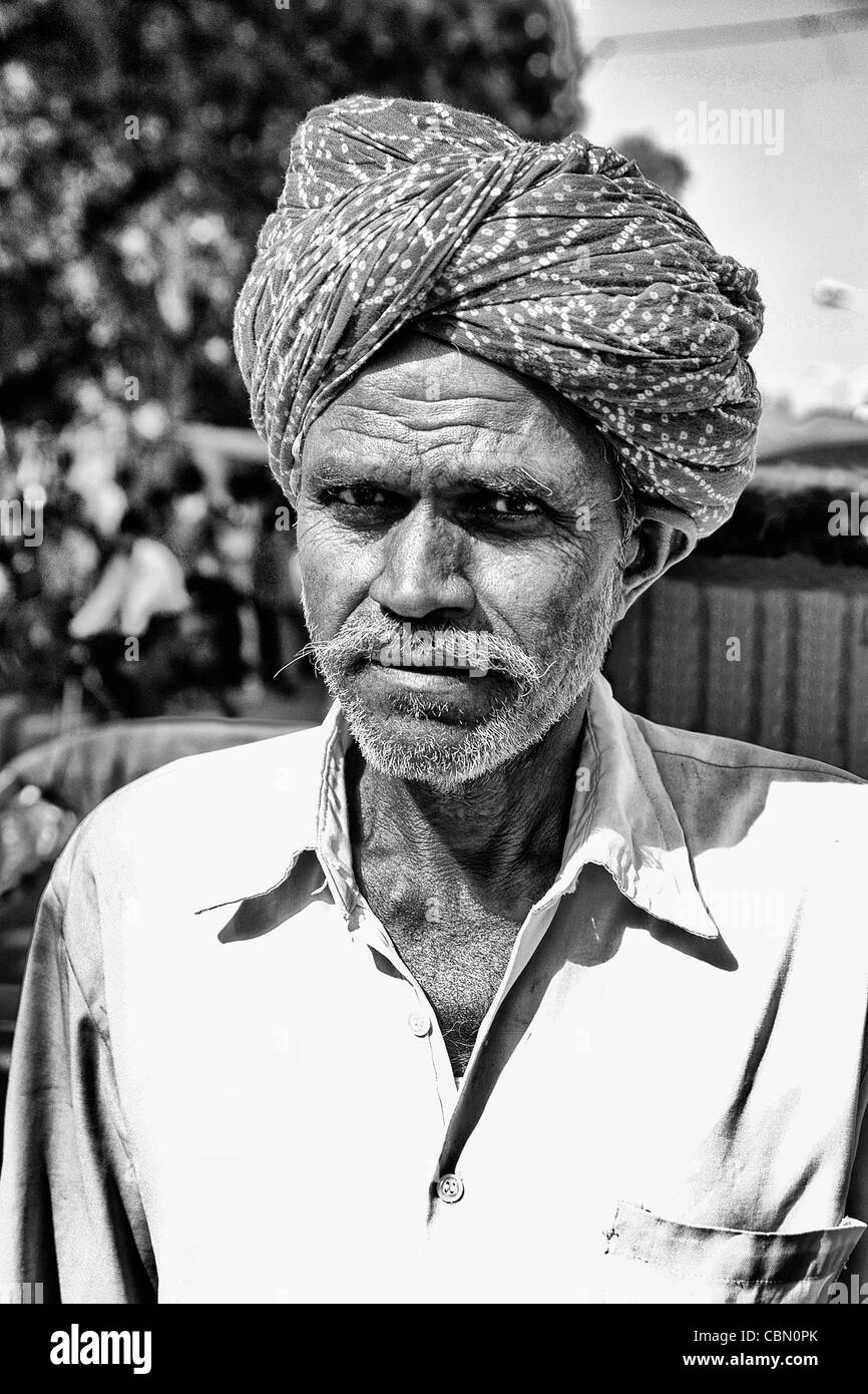 Porträt von lokalen Mann mit Turban im kleinen Dorf von Shahpura in Rajasthan in der Nähe von Jodhpur Indien Stockfoto
