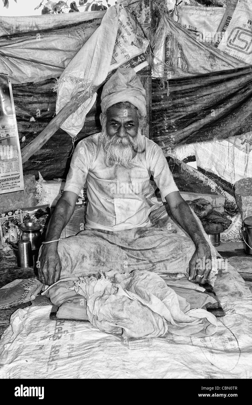 Älteren Hindu Mann in armen Haus Fluss in religiösen Dorf von Mathura Indien Stockfoto