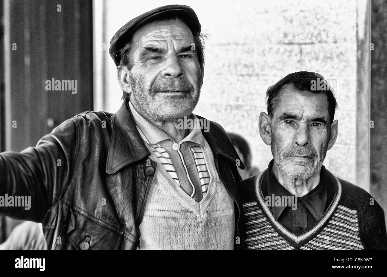 Harte und raue alte Fischer entspannend in einer Bar in das Dorf Olmao an der Algarve im Süden Portugals in Europa Stockfoto