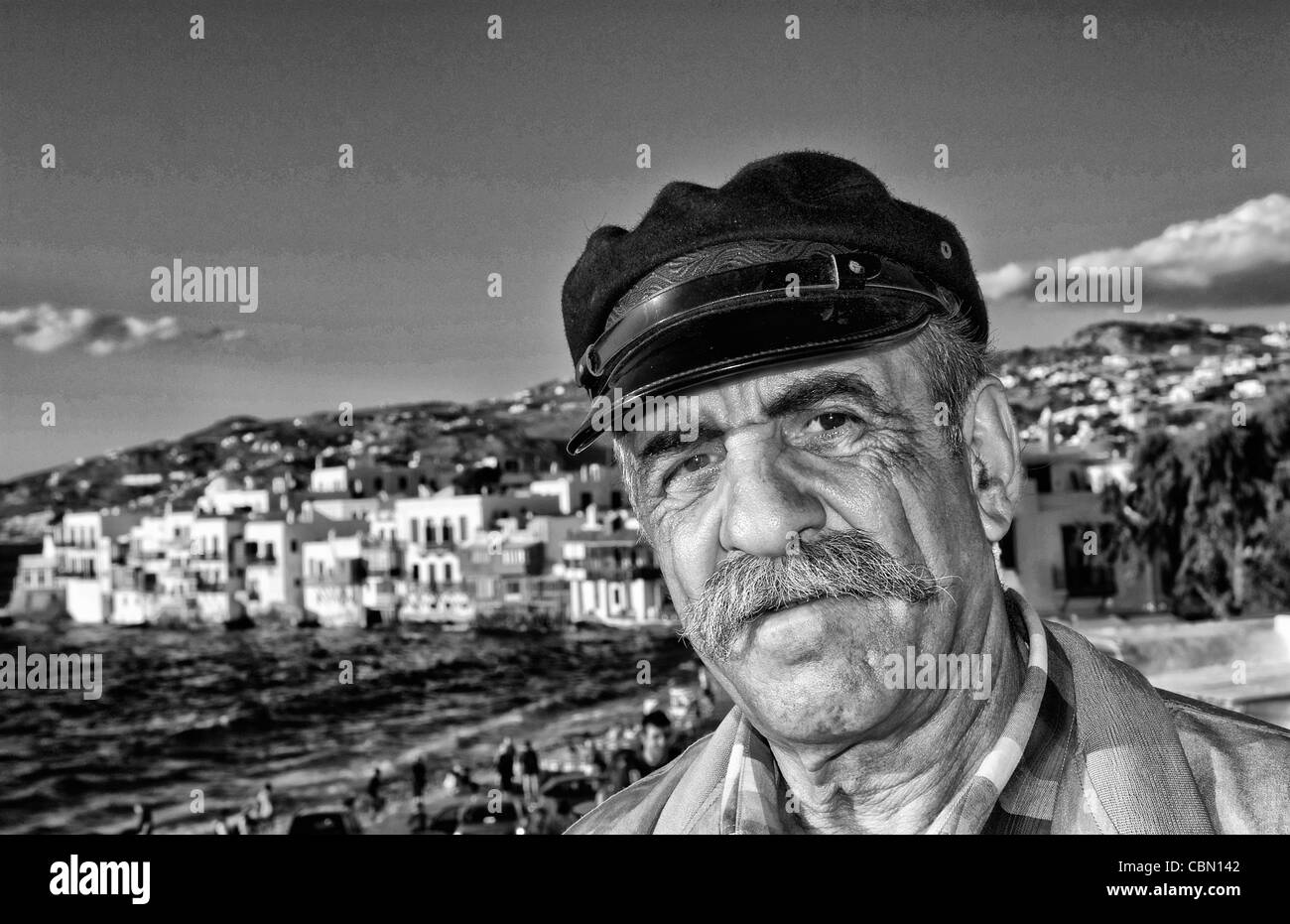 Lokale Portrait des Menschen in der griechischen Hut Szene in der Innenstadt in der Nähe von Strand mit berühmten weißen Gebäude von Klein Venedig in Mykonos auf den griechischen Inseln in Griechenland Europa Stockfoto