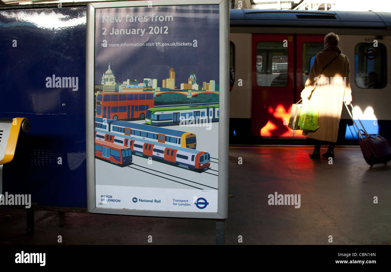 Plakat für Tarife erhöhen auf Londoner Bussen und U-Bahn Stockfoto