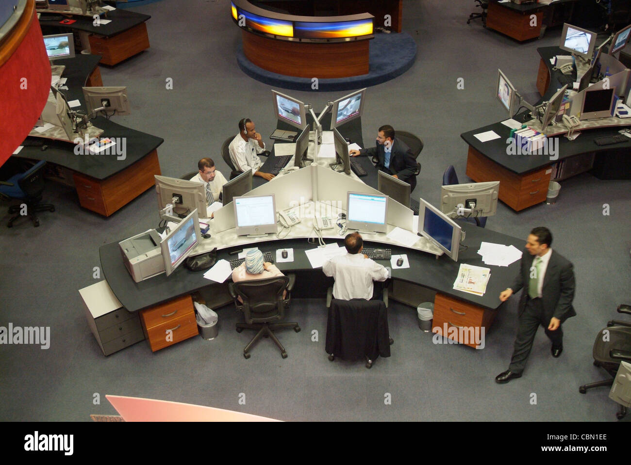 Al Jazeera Fernsehen Newsroom mit Reporter und Redakteure recherchieren Geschichten. Al Jazeera nähert sich seinem 10-jährigen Jubiläum. Stockfoto